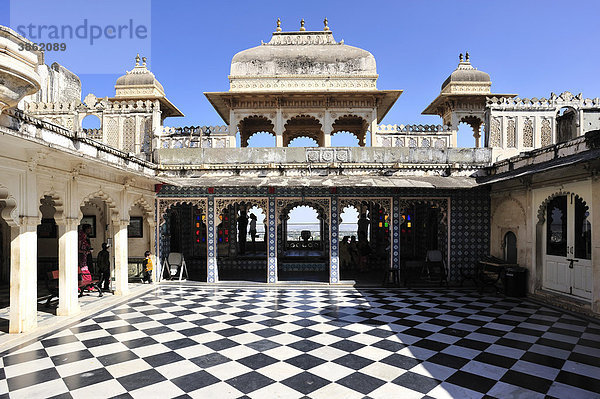 Innenhof im Stadtpalast von Udaipur  Rajasthan  Indien  Asien