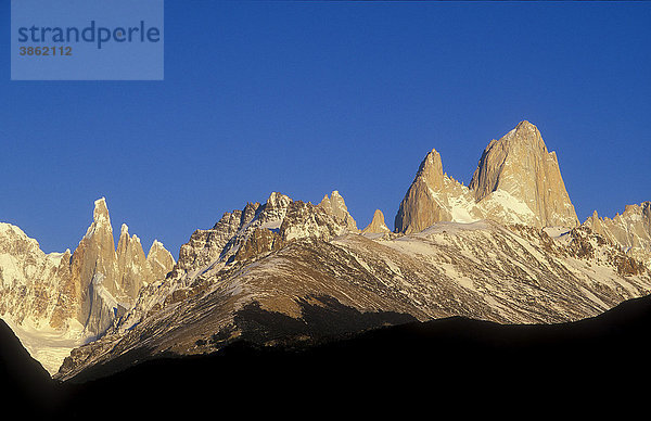 Sonnenaufgang am Cerro Torre  3128 m  und Fitz Roy  3406 m  Patagonien  Argentinien  Südamerika