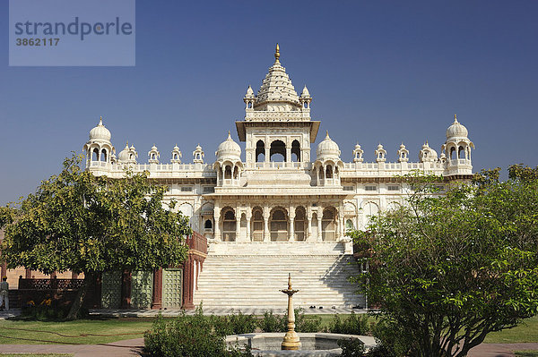 Grabmal Jaswant Thada aus weißem Marmor  Jodhpur  Rajasthan  Indien  Asien