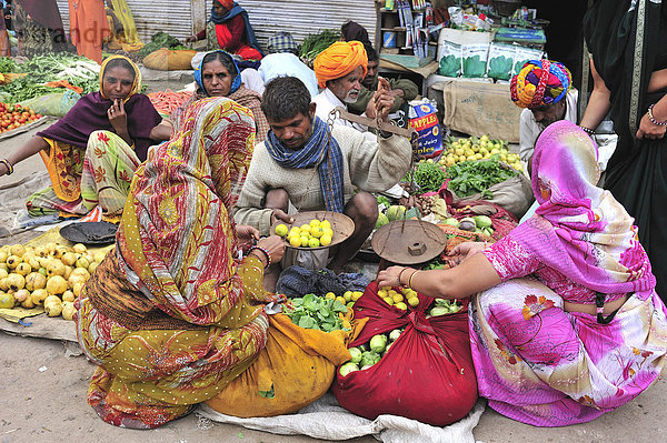 Händler und Käufer auf einem Gemüsemarkt  Bundi  Rajasthan  Indien  Asien