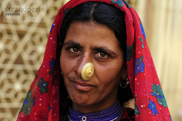 Inderin mit goldenem Nasenschmuck Volksgruppe der Bishnoi  Jaisalmer  Rajasthan  Indien  Asien