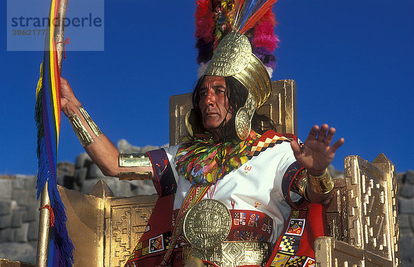 Inkaherrscher mit Goldschmuck auf goldenem Thron  traditionelles Fest Inti Raymi  Wintersonnenwende  bedeutendes Fest aus der Inkazeit  Peru  Südamerika