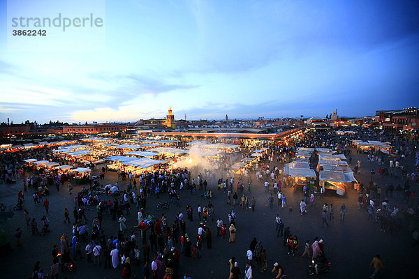 Djemaa-el-Fna  Platz der Gehängten in der Medina von Marrakesch  in der Abenddämmerung  unzählige Garküchen  Marokko  Afrika