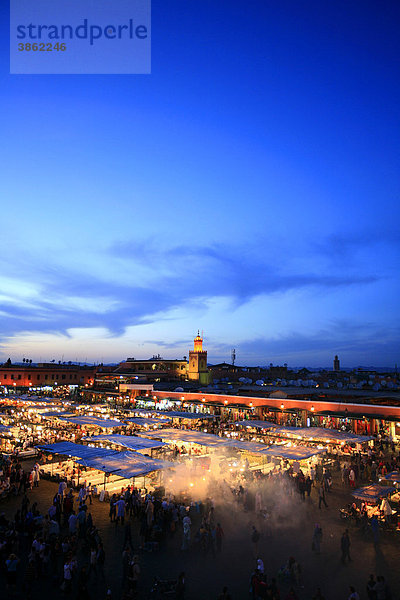 Djemaa-el-Fna  Platz der Gehängten in der Medina von Marrakesch  in der Abenddämmerung  unzählige Garküchen  Marokko  Afrika
