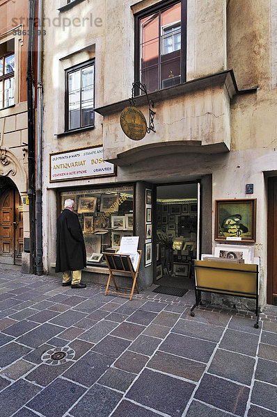 Österreich  österreichisch  österreichische  österreichischer  österreichisches  am  an  anschauen  anschauend  anschauende  anschauender  anschauendes  Antiquariat  Antiquariate  Antiquität  Antiquitäten  Antiquitätengeschäft  Antiquitätengeschäfte  Antiquitätenläden  Antiquitätenladen  Antiquitaet  Antiquitaeten  Antiquitaetengeschaeft  Antiquitaetengeschaefte  Antiquitaetenladen  Antiquitaetenlaeden  Architektur  außen  Außenaufnahme  Auslage  Auslagen  aussen  Aussenansicht  Aussenansichten  Aussenaufnahme  Aussenaufnahmen  Bauwerk  Bauwerke  bei  betrachten  betrachtend  betrachtende  betrachtender  betrachtendes  Bildausschnitt  Bildausschnitte  Bummel  bummeln  bummelnd  bummelnde  bummelnder  bummelndes  bummelt  draußen  draussen  Einkäufe  Einkaeufe  Einkauf  Einzelhandel  europäisch  europäische  europäischer  europäisches  Europa  europaeisch  europaeische  europaeischer  europaeisches  Fassade  Fassaden  Fußgänger  Fussgaenger  Gebäude  Gebäudefassade  Gebäudefassaden  Gebaeude  Gebaeudefassade  Gebaeudefassaden  gehen  Geschäft  Geschäfte  Geschaeft  Geschaefte  Häuser  Haeuser  Handel  Haus  Hausfassade  Hausfassaden  Innsbruck  Konsum  Läden  Laden  Ladengeschäft  Ladengeschäfte  Ladengeschaeft  Ladengeschaefte  Laeden  Leute  Männer  männlich  männliche  männlicher  männliches  Maenner  maennlich  maennliche  maennlicher  maennliches  Mann  Mensch  Menschen  Oesterreich  oesterreichisch  oesterreichische  oesterreichischer  oesterreichisches  Passant  Passanten  Person  Personen  schauen  Schaufenster  Schaufensterbummel  schaut  Shopping  Tag  Tage  Tageslicht  tagsüber  tagsueber  Tirol  Trödlerläden  Trödlerladen  Troedlerladen  Troedlerlaeden