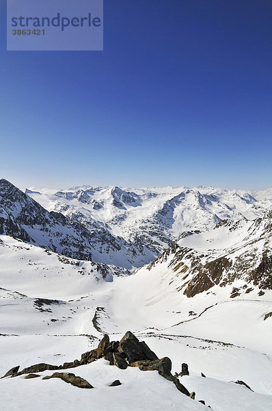 Österreich  österreichisch  österreichische  österreichischer  österreichisches  Alpen  am  außen  Außenaufnahme  aussen  Aussenaufnahme  Aussenaufnahmen  bei  Berg  Berge  bergig  bergige  bergiger  bergiges  Berglandschaft  Berglandschaften  draußen  draussen  europäisch  europäische  europäischer  europäisches  Europa  europaeisch  europaeische  europaeischer  europaeisches  Gebirge  Landschaft  Landschaften  menschenleer  nahe  niemand  Oesterreich  oesterreichisch  oesterreichische  oesterreichischer  oesterreichisches  Piste  Pisten  Schnee  schneebedeckt  schneebedeckte  schneebedeckter  schneebedecktes  Schneelandschaft  Schneelandschaften  Skipiste  Skipisten  Stubaigletscher  Tag  Tage  Tageslicht  tagsüber  tagsueber  Tirol  verschneit  verschneite  verschneiter  verschneites  Winter  Winterlandschaft  Winterlandschaften  winterlich  winterliche  winterlicher  winterliches  Wintersportgebiet  Wintersportgebiete