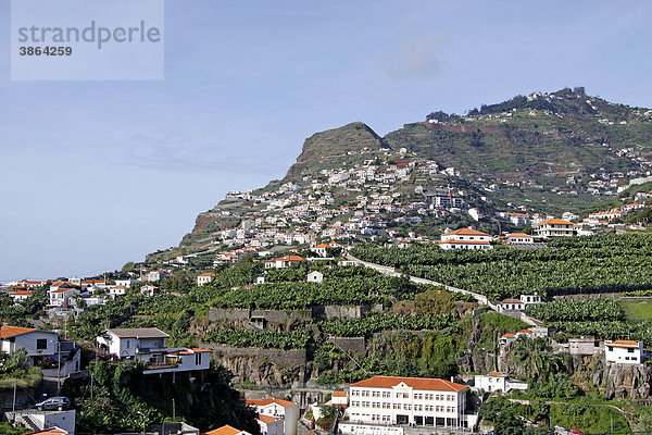 261  am  Architektur  außen  Außenaufnahme  aussen  Aussenaufnahme  Aussenaufnahmen  Bauwerk  Bauwerke  bei  Berg  Berge  Cruz  da  draußen  draussen  europäisch  europäische  europäischer  europäisches  Europa  europaeisch  europaeische  europaeischer  europaeisches  Funchal  Gebäude  Gebaeude  Hänge  Häuser  Haenge  Haeuser  Hang  Haus  Madeira  menschenleer  nähe  naehe  niemand  Ort  Orte  Ortschaft  Ortschaften  Pico  Portugal  portugiesisch  portugiesische  portugiesischer  portugiesisches  Südeuropa  Siedlung  Siedlungen  Suedeuropa  Tag  Tage  Tageslicht  tagsüber  tagsueber