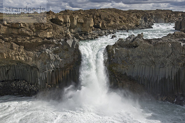 Aldeyjarfoss  am  außen  Außenaufnahme  aussen  Aussenaufnahme  Aussenaufnahmen  bei  draußen  draussen  europäisch  europäische  europäischer  europäisches  Europa  europaeisch  europaeische  europaeischer  europaeisches  Gewässer  Gewaesser  isländisch  isländische  isländischer  isländisches  islaendisch  islaendische  islaendischer  islaendisches  Island  Kaskade  Kaskaden  Landschaft  Landschaften  menschenleer  Natur  niemand  Nordeuropa  Tag  Tage  Tageslicht  tagsüber  tagsueber  Wasser  Wasserfälle  Wasserfaelle  Wasserfall