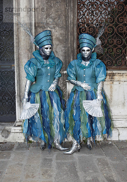am  außen  Außenaufnahme  aussen  Aussenaufnahme  Aussenaufnahmen  bei  charakteristisch  charakteristische  charakteristischer  charakteristisches  draußen  draussen  europäisch  europäische  europäischer  europäisches  Europa  europaeisch  europaeische  europaeischer  europaeisches  Fasching  Fasnacht  Frau  Frauen  Gesichtsmaske  Gesichtsmasken  in  Italien  italienisch  italienische  italienischer  italienisches  Karneval  Kostüm  Kostüme  kostümiert  kostümierte  kostümierter  kostümiertes  Kostuem  Kostueme  kostuemiert  kostuemierte  kostuemierter  kostuemiertes  Leute  Maske  Masken  Maskerade  maskiert  maskierte  maskierter  maskiertes  Mensch  Menschen  Person  Personen  Südeuropa  Suedeuropa  Tag  Tage  Tageslicht  tagsüber  tagsueber  typisch  typische  typischer  typisches  Venedig  Venetien  Veneto  Venezia  venezianisch  venezianische  venezianischer  venezianisches  Venezien  verkleidet  verkleidete  verkleideter  verkleidetes  Verkleidung  Verkleidungen  weiblich  weibliche  weiblicher  weibliches