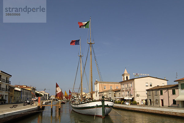 Adria  Adriaküste  Adriakueste  Adriatico  Adriaticum  Adriatisches  alt  alte  alter  altes  Altstädte  Altstadt  Altstaedte  an  angelegt  angelegte  angelegter  angelegtes  anlegen  Architektur  außen  Außenaufnahme  aussen  Aussenansicht  Aussenansichten  Aussenaufnahme  Aussenaufnahmen  Bauwerk  Bauwerke  Boot  Boote  Cesenatico  della  der  draußen  draussen  Emilia  europäisch  europäische  europäischer  europäisches  Europa  europaeisch  europaeische  europaeischer  europaeisches  Fahne  Fahnen  Flagge  Flaggen  Freilandmuseen  Freilandmuseum  Freilichtmuseen  Freilichtmuseum  Freiluftmuseen  Freiluftmuseum  Gebäude  Gebaeude  Gewässer  Gewaesser  Häfen  Häuser  Haefen  Haeuser  Hafen  Haus  historisch  historische  historischer  historisches  im  Italien  italienisch  italienische  italienischer  italienisches  Küste  Küsten  Kanäle  Kanaele  Kanal  Kueste  Kuesten  Kultur  kulturell  kulturelle  kultureller  kulturelles  Kulturen  Landesfarben  Mare  Marine  Marineria  Mast  Masten  Meer  Meere  Meeresküste  Meeresküsten  Meereskueste  Meereskuesten  Mittelmeer  Museen  Museo  Museum  Museumsdörfer  Museumsdoerfer  Museumsdorf  Nationalfarben  Nationalflagge  Nationalflaggen  Promenade  Promenaden  Romagna  Südeuropa  Schiff  Schiffe  Seefahrt  Segelboot  Segelboote  Segelschiff  Segelschiffe  Sehenswürdigkeit  Sehenswürdigkeiten  sehenswert  sehenswerte  sehenswerter  sehenswertes  Sehenswuerdigkeit  Sehenswuerdigkeiten  Suedeuropa  Uferpromenade  Uferpromenaden  Wasser  wehend  wehende  wehender  wehendes  Wind  windig  windige  windiger  windiges