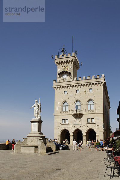 Adriaküste  Adriakueste  am  Architektur  außen  Außenaufnahme  aussen  Aussenansicht  Aussenansichten  Aussenaufnahme  Aussenaufnahmen  Bauwerk  Bauwerke  bei  Bildhauerei  Bildhauerkunst  della  Denkmäler  Denkmaeler  Denkmal  draußen  draussen  europäisch  europäische  europäischer  europäisches  Europa  europaeisch  europaeische  europaeischer  europaeisches  Figur  Figuren  Gebäude  Gebaeude  Gedenken  Geschichte  geschichtlich  geschichtliche  geschichtlicher  geschichtliches  Governo  historisch  historische  historischer  historisches  Italien  italienisch  italienische  italienischer  italienisches  Kultur  kulturell  kulturelle  kultureller  kulturelles  Kulturen  Kunstwerk  Kunstwerke  Leute  Liberita  Marino  Mensch  Menschen  Paläste  Palaeste  Palast  Palazzo  Person  Personen  Piazza  Plätze  Plaetze  Platz  Prachtbau  Prachtbauten  Pubblico  Regierung  Regierungsgebäude  Regierungsgebaeude  Regierungspalast  Regierungssitz  Regierungssitze  Südeuropa  San  Skulptur  Skulpturen  Staat  Statue  Statuen  Suedeuropa  Tag  Tage  Tageslicht  tagsüber  tagsueber