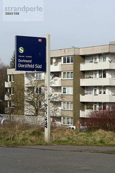 AG  am  Architektur  außen  Außenaufnahme  Aufschrift  Aufschriften  aussen  Aussenansicht  Aussenansichten  Aussenaufnahme  Aussenaufnahmen  Bahn  Bahnen  Bauwerk  Bauwerke  bei  beschriftet  beschriftete  beschrifteter  beschriftetes  Beschriftung  Beschriftungen  BRD  Bundesrepublik  davor  DB  deutsch  Deutsche  deutsche  deutscher  deutsches  Deutschland  Dorstfeld  Dortmund  Dortmund-Dorstfeld-Süd  Dortmund-Dorstfeld-Sued  draußen  draussen  europäisch  europäische  europäischer  europäisches  Europa  europaeisch  europaeische  europaeischer  europaeisches  Firmenlogo  Firmenlogos  Gebäude  Gebaeude  Häuser  Haeuser  Haltestelle  Haltestellen  Haus  Hinweis  Hinweise  Hinweisschild  Hinweisschilder  Hinweiszeichen  Logo  Logos  Logotyp  Logotype  Marke  Marken  Markenzeichen  Mehrfamilienhäuser  Mehrfamilienhaeuser  Mehrfamilienhaus  menschenleer  Nahverkehr  niemand  nordrhein  Nordrhein  nordrhein-westfälisch  nordrhein-westfälische  nordrhein-westfälischer  nordrhein-westfälisches  nordrhein-westfaelisch  nordrhein-westfaelische  nordrhein-westfaelischer  nordrhein-westfaelisches  Nordrhein-Westfalen  NRW  Personenverkehr  Ruhrgebiet  Süd  S-Bahn  Schild  Schilder  Schrift  Schriften  Schriftzüge  Schriftzuege  Schriftzug  Straßenbahn  Straßenbahnen  Strassenbahn  Strassenbahnen  Sued  Tag  Tage  Tageslicht  tagsüber  tagsueber  Tram  Trambahnen  vor  westfälisch  westfälische  westfälischer  westfälisches  westfaelisch  westfaelische  westfaelischer  westfaelisches  Westfalen  Wohnanlage  Wohnanlagen  Wohngebäude  Wohngebaeude  Wohnhäuser  Wohnhaeuser  Wohnhaus