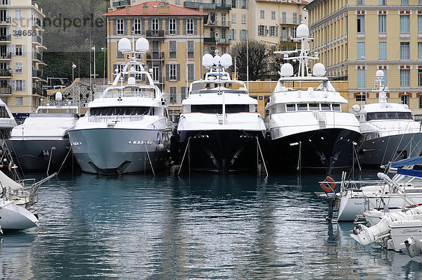 am  außen  Außenaufnahme  aufgereiht  aufgereihte  aufgereihter  aufgereihtes  aufreihen  aussen  Aussenaufnahme  Aussenaufnahmen  bei  Boot  Boote  Cote  dAzur  draußen  draussen  europäisch  europäische  europäischer  europäisches  Europa  europaeisch  europaeische  europaeischer  europaeisches  Frankreich  französisch  französische  französischer  französisches  franzoesisch  franzoesische  franzoesischer  franzoesisches  frontal  Frontansicht  Frontansichten  Häfen  Haefen  Hafen  im  Jacht  Jachten  Jachthäfen  Jachthaefen  Jachthafen  liegen  liegend  liegende  liegender  liegendes  liegt  Marina  Marinas  menschenleer  Motorboot  Motorboote  niemand  Nizza  Reihe  Reihen  Schiff  Schiffe  Tag  Tage  Tageslicht  tagsüber  tagsueber  von  Vorderansicht  Vorderansichten  vorn  vorne  Yacht  Yachten  Yachthäfen  Yachthaefen  Yachthafen