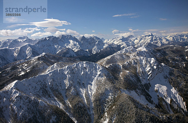 Österreich  Überblick  Übersicht  österreichisch  österreichische  österreichischer  österreichisches  Alpen  am  außen  Außenaufnahme  Ausblick  aussen  Aussenaufnahme  Aussenaufnahmen  Aussicht  Aussichten  bei  Berg  Berge  bergig  bergige  bergiger  bergiges  Bergkette  Bergketten  Berglandschaft  Berglandschaften  Blick  draußen  draussen  europäisch  europäische  europäischer  europäisches  Europa  europaeisch  europaeische  europaeischer  europaeisches  Gebirge  Gebirgskette  Gebirgsketten  Gipfel  Grenze  Grenzen  Grenzgebiet  Grenzgebiete  Grenzland  Julische  Karawanken  Landschaft  Landschaften  Luftaufnahme  Luftaufnahmen  Luftbild  Luftbilder  Luftfoto  Luftfotos  Luftphoto  Luftphotos  menschenleer  Natur  niemand  Oesterreich  oesterreichisch  oesterreichische  oesterreichischer  oesterreichisches  Schnee  schneebedeckt  schneebedeckte  schneebedeckter  schneebedecktes  Slowenien  slowenisch  slowenische  slowenischer  slowenisches  Spitze  Spitzen  Tag  Tage  Tageslicht  tagsüber  tagsueber  Ueberblick  Uebersicht  und  verschneit  verschneite  verschneiter  verschneites  Winter  winterlich  winterliche  winterlicher  winterliches