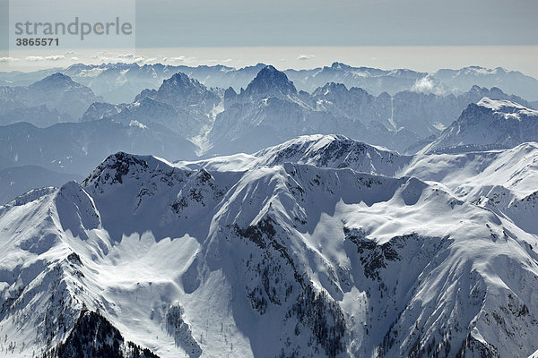 Österreich  Überblick  Übersicht  österreichisch  österreichische  österreichischer  österreichisches  Alpen  am  außen  Außenaufnahme  Ausblick  aussen  Aussenaufnahme  Aussenaufnahmen  Aussicht  Aussichten  bei  Berg  Berge  bergig  bergige  bergiger  bergiges  Bergkette  Bergketten  Berglandschaft  Berglandschaften  Blick  diesig  diesige  diesiger  diesiges  draußen  draussen  dunstig  dunstige  dunstiger  dunstiges  europäisch  europäische  europäischer  europäisches  Europa  europaeisch  europaeische  europaeischer  europaeisches  Gebirge  Gebirgskette  Gebirgsketten  Gipfel  Grenzgebiet  Grenzgebiete  Grenzland  Italien  italienisch  italienische  italienischer  italienisches  Kärnten  Kötschach  Kaernten  Karnische  Koetschach  Landschaft  Landschaften  Luftaufnahme  Luftaufnahmen  Luftbild  Luftbilder  Luftfoto  Luftfotos  Luftphoto  Luftphotos  Mauthen  menschenleer  nach  Natur  niemand  Oesterreich  oesterreichisch  oesterreichische  oesterreichischer  oesterreichisches  Schnee  schneebedeckt  schneebedeckte  schneebedeckter  schneebedecktes  Spitze  Spitzen  Tag  Tage  Tageslicht  tagsüber  tagsueber  Ueberblick  Uebersicht  verschneit  verschneite  verschneiter  verschneites  Winter  winterlich  winterliche  winterlicher  winterliches