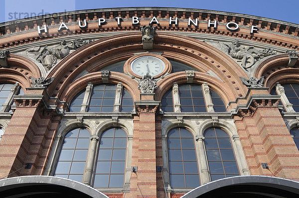 am  Architektur  außen  Außenaufnahme  Aufschrift  Aufschriften  aussen  Aussenansicht  Aussenansichten  Aussenaufnahme  Aussenaufnahmen  Bögen  Backstein  Backsteinbau  Backsteinbauten  Backsteine  Bahnhöfe  Bahnhoefe  Bahnhof  Bahnhofsgebäude  Bahnhofsgebaeude  Bauwerk  Bauwerke  bei  Bildausschnitt  Bildausschnitte  Boegen  Bogen  BRD  Bremen  Bundesrepublik  Cities  City  Detail  Details  deutsch  deutsche  deutscher  deutsches  Deutschland  draußen  draussen  europäisch  europäische  europäischer  europäisches  Europa  europaeisch  europaeische  europaeischer  europaeisches  Fassade  Fassaden  Fenster  Fensterbögen  Fensterboegen  Fensterbogen  Figur  Figuren  Freie  Froschperspektive  Gebäude  Gebäudefassade  Gebäudefassaden  Gebaeude  Gebaeudefassade  Gebaeudefassaden  Häuser  Haeuser  Hansestadt  Hauptbahnhöfe  Hauptbahnhoefe  Hauptbahnhof  Haus  Hausfassade  Hausfassaden  menschenleer  niemand  Relief  Reliefe  Schrift  Schriften  Schriftzüge  Schriftzuege  Schriftzug  Städte  Stadt  Staedte  Tag  Tage  Tageslicht  tagsüber  tagsueber  Uhr  Uhren  Uhrzeit  unten  verziert  verzierte  verzierter  verziertes  Verzierung  Verzierungen  von  Zeit  Zeitmessung  Ziegel  Ziegelstein  Ziegelsteine