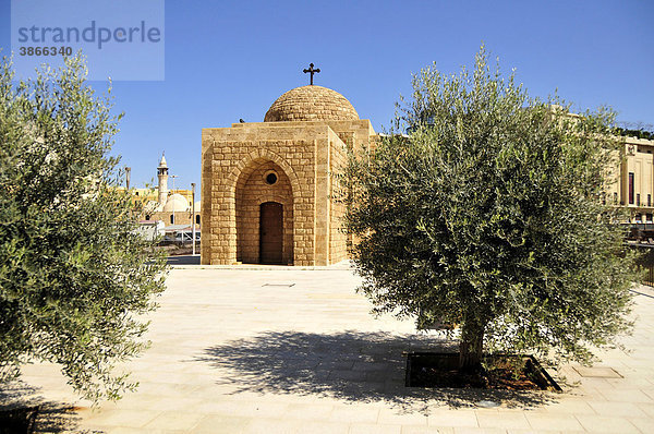 al  al-NouriyÈ  al-Nouriye  alt  alte  alter  altes  am  Architektur  außen  Außenaufnahme  aussen  Aussenansicht  Aussenansichten  Aussenaufnahme  Aussenaufnahmen  Bauwerk  Bauwerke  bei  Beirut  Christentum  christlich  christliche  christlicher  christliches  d…toile  Dame  Denkmäler  Denkmaeler  Denkmal  dEtoile  draußen  draussen  Gebäude  Gebaeude  Gedenken  Gedenkstätte  Gedenkstätten  Gedenkstaette  Gedenkstaetten  Geschichte  geschichtlich  geschichtliche  geschichtlicher  geschichtliches  Glaube  glauben  Gräber  Grab  Grabmäler  Grabmaeler  Grabmal  Grabstätte  Grabstätten  Grabstaette  Grabstaetten  Graeber  historisch  historische  historischer  historisches  Kreuz  Kreuze  libanesisch  Libanon  Mausoleen  Mausoleum  menschenleer  Naher  Nahost  Nahosten  niemand  Notre  Notre-Dame  NouriyÈ  Nouriye  Olivenbäumen  Olivenbaeumen  Orient  Osten  Place  religiös  religiöse  religiöser  religiöses  religioes  religioese  religioeser  religioeses  Religion  Südwestasien  Suedwestasien  Symbol  Symbolbild  Symbolbilder  Symbole  symbolisch  symbolische  symbolischer  Tag  Tage  Tageslicht  tagsüber  tagsueber  Vorderasien  Westasien  zwischen