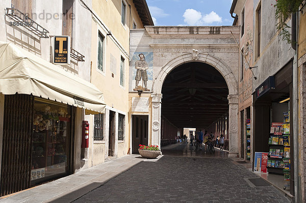 Alpini  am  Architektur  außen  Außenaufnahme  aussen  Aussenansicht  Aussenansichten  Aussenaufnahme  Aussenaufnahmen  Bassano  Bauwerk  Bauwerke  bei  Brücke  Brücken  Bruecke  Bruecken  degli  del  draußen  draussen  europäisch  europäische  europäischer  europäisches  Europa  europaeisch  europaeische  europaeischer  europaeisches  Gebäude  Gebaeude  Grappa  Italien  italienisch  italienische  italienischer  italienisches  menschenleer  niemand  Ponte  Südeuropa  Straßenszene  Straßenszenen  Strassenszene  Strassenszenen  Suedeuropa  Tag  Tage  Tageslicht  tagsüber  tagsueber  Venetien