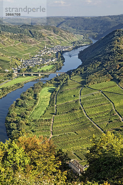 Überblick  Übersicht  am  Ansicht  Ansichten  außen  Außenaufnahme  aussen  Aussenansicht  Aussenansichten  Aussenaufnahme  Aussenaufnahmen  Bauwerk  Bauwerke  bei  Berg  Berge  bergig  bergige  bergiger  bergiges  Berglandschaft  Berglandschaften  BRD  Bremm  Bundesrepublik  deutsch  deutsche  deutscher  deutsches  Deutschland  Die  draußen  Draufsicht  Draufsichten  draussen  europäisch  europäische  europäischer  europäisches  Europa  europaeisch  europaeische  europaeischer  europaeisches  Flüsse  Fluß  Fluesse  Fluss  Flussläufe  Flusslaeufe  Flusslandschaft  Flusslandschaften  Flusslauf  Gebäude  Gebaeude  Gemeinde  Gemeinden  Gewässer  Gewaesser  Häuser  Haeuser  Haus  Herbst  Herbstfarben  herbstlich  herbstliche  herbstlicher  herbstliches  Jahreszeit  Jahreszeiten  Kulturlandschaft  Kulturlandschaften  Landschaft  Landschaften  menschenleer  Mosel  Moselschleife  niemand  oben  Ort  Orte  Ortschaft  Ortschaften  Pfalz  Rheinland  Rheinland-Pfalz  Tag  Tage  Tageslicht  tagsüber  tagsueber  Ueberblick  Uebersicht  Vogelperspektive  Vogelperspektiven  von  Wasser  Weinanabauregion  Weinanbau  Weinanbaugebiet  Weinanbaugebiete  Weinanbauregionen  Weinbau  Weinbaugebiet  Weinbaugebiete  Weinbauregion  Weinbauregionen  Weinberg  Weinberge