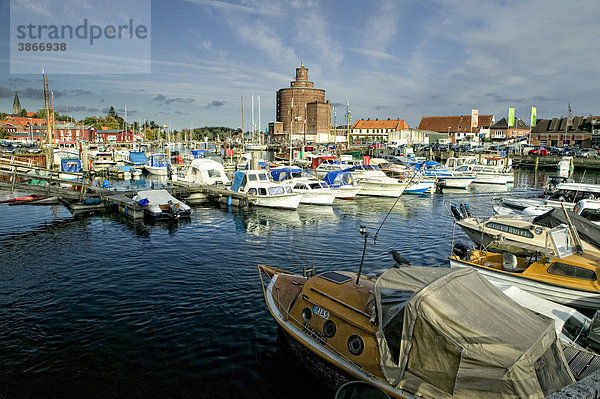 am  Architektur  außen  Außenaufnahme  aussen  Aussenaufnahme  Aussenaufnahmen  Bauwerk  Bauwerke  bei  Boot  Boote  BRD  Bundesrepublik  Der  deutsch  deutsche  deutscher  deutsches  Deutschland  draußen  draussen  Eckernförde  Eckernfoerde  europäisch  europäische  europäischer  europäisches  Europa  europaeisch  europaeische  europaeischer  europaeisches  Gebäude  Gebaeude  Häfen  Haefen  Hafen  Hafenbecken  Hafengebiet  Hafengebiete  Hafenstädte  Hafenstadt  Hafenstaedte  Hafenviertel  Holstein  in  Lagerhäuser  Lagerhaeuser  Lagerhalle  Lagerhallen  Lagerhaus  menschenleer  niemand  norddeutsch  norddeutsche  norddeutscher  norddeutsches  Norddeutschland  Ostsee  Schiffsverkehr  Schleswig  Schleswig-Holstein  Speicher  Tag  Tage  Tageslicht  tagsüber  tagsueber  Warendepot  Warenlager