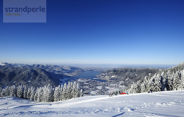 am  außen  Außenaufnahme  auf  Ausblick  aussen  Aussenaufnahme  Aussenaufnahmen  Aussicht  Aussichten  bayerisch  bayerische  bayerischer  bayerisches  Bayern  bayrisch  bayrische  bayrischer  bayrisches  bei  Berg  Berge  bergig  bergige  bergiger  bergiges  Berglandschaft  Berglandschaften  blauer  Blick  BRD  Bundesrepublik  den  deutsch  deutsche  deutscher  deutsches  Deutschland  draußen  draussen  europäisch  europäische  europäischer  europäisches  Europa  europaeisch  europaeische  europaeischer  europaeisches  Gebirge  Gewässer  Gewaesser  Himmel  Idylle  idyllisch  idyllische  idyllischer  idyllisches  Landschaft  Landschaften  menschenleer  Natur  niemand  Oberbayern  Süddeutschland  Schnee  schneebedeckt  schneebedeckte  schneebedeckter  schneebedecktes  See  Seen  Sueddeutschland  Tag  Tage  Tageslicht  tagsüber  tagsueber  Tegernsee  verschneit  verschneite  verschneiter  verschneites  vom  Voralpen  Voralpenland  Wallberg  Wasser  Winter  winterlich  winterliche  winterlicher  winterliches