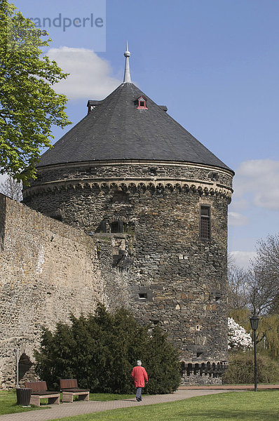 am  Andernach  Architektur  außen  Außenaufnahme  aussen  Aussenansicht  Aussenansichten  Aussenaufnahme  Aussenaufnahmen  Bauwerk  Bauwerke  Befestigungsanlage  Befestigungsanlagen  bei  BRD  Bundesrepublik  der  deutsch  deutsche  deutscher  deutsches  Deutschland  draußen  draussen  europäisch  europäische  europäischer  europäisches  Europa  europaeisch  europaeische  europaeischer  europaeisches  Gebäude  Gebaeude  gehen  gehend  gehende  gehender  gehendes  geht  historisch  historische  historischer  historisches  Leute  Mauer  Mauern  Mensch  Menschen  Mittelalter  mittelalterlich  mittelalterliche  mittelalterlicher  mittelalterliches  Person  Personen  Pfad  Pfade  Pfalz  Pulvertürme  Pulvertuerme  Pulverturm  Rheinland  Rheinland-Pfalz  Rundtürme  Rundtuerme  Rundturm  Stadtmauer  Stadtmauern  steinern  steinerne  steinerner  steinernes  Türme  Tag  Tage  Tageslicht  tags  Teil  Tuerme  Turm  Wände  Wachtürme  Wachtuerme  Wachturm  Waende  Wand  Weg  Wege  Wehranlage  Wehranlagen  Wehrturm