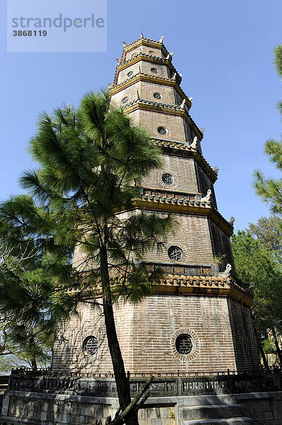 am  Architektur  asiatisch  asiatische  asiatischer  asiatisches  Asien  außen  Außenaufnahme  Ausflugsziel  Ausflugsziele  aussen  Aussenansicht  Aussenansichten  Aussenaufnahme  Aussenaufnahmen  Bauwerk  Bauwerke  bei  Buddhismus  buddhistisch  buddhistische  buddhistisches  draußen  draussen  Duyen  Gebäude  Gebaeude  Glaube  glauben  Hue  menschenleer  Mu  niemand  Nordvietnam  Pagode  Pagoden  Phuoc  religiös  religiöse  religiöser  religiöses  religioes  religioese  religioeser  religioeses  Religion  Südostasien  Sehenswürdigkeit  Sehenswürdigkeiten  sehenswert  sehenswerte  sehenswerter  sehenswertes  Sehenswuerdigkeit  Sehenswuerdigkeiten  Suedostasien  Türme  Tag  Tage  Tageslicht  tagsüber  tagsueber  Thien  Touristenattraktion  Touristenattraktionen  Tuerme  Turm  Vietnam  vietnamesisch  vietnamesische  vietnamesischer  vietnamesisches