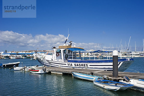 Algarve  am  außen  Außenaufnahme  aussen  Aussenaufnahme  Aussenaufnahmen  bei  Boot  Boote  draußen  draussen  europäisch  europäische  europäischer  europäisches  Europa  europaeisch  europaeische  europaeischer  europaeisches  Fischerboot  Fischerboote  Fischerei  Fischereihäfen  Fischereihaefen  Fischereihafen  Fischerhäfen  Fischerhaefen  Fischerhafen  Fischkutter  Häfen  Haefen  Hafen  Lagos  Marina  menschenleer  niemand  Portugal  portugiesisch  portugiesische  portugiesischer  portugiesisches  Südeuropa  Suedeuropa  Tag  Tage  Tageslicht  tagsüber  tagsueber