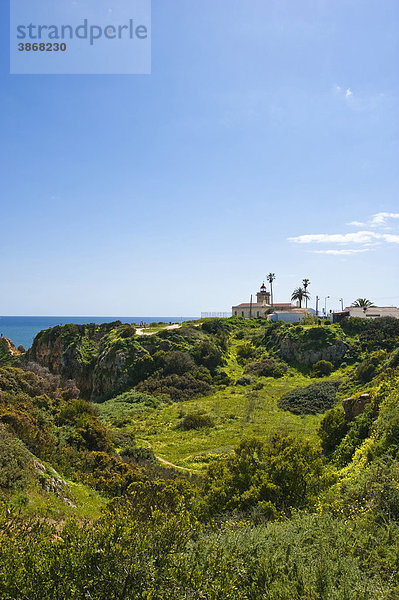 Algarve  am  Architektur  außen  Außenaufnahme  aussen  Aussenaufnahme  Aussenaufnahmen  Bauwerk  Bauwerke  bei  da  draußen  draussen  europäisch  europäische  europäischer  europäisches  Europa  europaeisch  europaeische  europaeischer  europaeisches  Gebäude  Gebaeude  Lagos  Leuchttürme  Leuchttuerme  Leuchtturm  menschenleer  niemand  Piedade  Ponta  Portugal  portugiesisch  portugiesische  portugiesischer  portugiesisches  Südeuropa  Suedeuropa  Türme  Tag  Tage  Tageslicht  tagsüber  tagsueber  Tuerme  Turm  Wiese  Wiesen