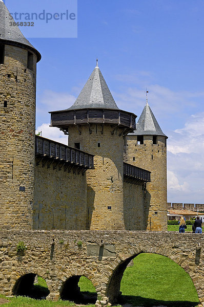 12  alt  alte  alter  altes  am  Architektur  außen  Außenaufnahme  Aude  aussen  Aussenansicht  Aussenansichten  Aussenaufnahme  Aussenaufnahmen  Bastion  Bastionen  Bauwerk  Bauwerke  Befestigungsanlage  Befestigungsanlagen  bei  Brücke  Brücken  Bruecke  Bruecken  Burg  Burganlage  Burganlagen  Burgen  Carcassonne  Ch  Ch  teau  CitÈ  Cite  Comtal  draußen  draussen  europäisch  europäische  europäischer  europäisches  Europa  europaeisch  europaeische  europaeischer  europaeisches  Festung  Festungen  Festungsstadt  Frankreich  französisch  französische  französischer  französisches  franzoesisch  franzoesische  franzoesischer  franzoesisches  Fremdenverkehr  Gebäude  Gebaeude  historisch  historische  historischer  historisches  Jahrhundert  La  Languedoc  Languedoc-Roussillon  Leute  Mensch  Menschen  Mittelalter  mittelalterlich  mittelalterliche  mittelalterlicher  mittelalterliches  Person  Personen  Reiseverkehr  Roussillon  Schlösser  Schloß  Schloesser  Schloss  Schlossanlage  Schlossanlagen  Sehenswürdigkeit  Sehenswürdigkeiten  sehenswert  sehenswerte  sehenswerter  sehenswertes  Sehenswuerdigkeit  Sehenswuerdigkeiten  steinern  steinerne  steinerner  steinernes  Türme  Tag  Tage  Tageslicht  tagsüber  tagsueber  teau  Tourismus  Tourist  Touristen  Touristik  Touristin  touristisch  touristische  touristischer  touristisches  Tuerme  Turm  UNESCO  UNESCO-Weltkulturerbe  UNESCO-Weltkulturerben  Urlauber  Wachtürme  Wachtuerme  Wachturm  Wehranlage  Wehranlagen  Weltkulturerbe  Weltkulturerben