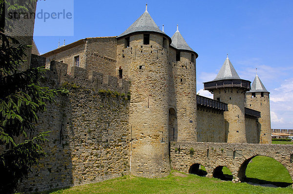 12  alt  alte  alter  altes  am  Architektur  außen  Außenaufnahme  Aude  aussen  Aussenansicht  Aussenansichten  Aussenaufnahme  Aussenaufnahmen  Bastion  Bastionen  Bauwerk  Bauwerke  Befestigungsanlage  Befestigungsanlagen  bei  Brücke  Brücken  Bruecke  Bruecken  Burg  Burganlage  Burganlagen  Burgen  Carcassonne  Ch  Ch  teau  CitÈ  Cite  Comtal  draußen  draussen  europäisch  europäische  europäischer  europäisches  Europa  europaeisch  europaeische  europaeischer  europaeisches  Festung  Festungen  Festungsstadt  Frankreich  französisch  französische  französischer  französisches  franzoesisch  franzoesische  franzoesischer  franzoesisches  Gebäude  Gebaeude  historisch  historische  historischer  historisches  Jahrhundert  La  Languedoc  Languedoc-Roussillon  menschenleer  Mittelalter  mittelalterlich  mittelalterliche  mittelalterlicher  mittelalterliches  niemand  Roussillon  Schlösser  Schloß  Schloesser  Schloss  Schlossanlage  Schlossanlagen  Sehenswürdigkeit  Sehenswürdigkeiten  sehenswert  sehenswerte  sehenswerter  sehenswertes  Sehenswuerdigkeit  Sehenswuerdigkeiten  steinern  steinerne  steinerner  steinernes  Türme  Tag  Tage  Tageslicht  tagsüber  tagsueber  teau  Tuerme  Turm  UNESCO  UNESCO-Weltkulturerbe  UNESCO-Weltkulturerben  Wachtürme  Wachtuerme  Wachturm  Wehranlage  Wehranlagen  Weltkulturerbe  Weltkulturerben