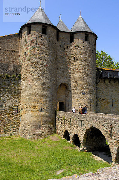 12  alt  alte  alter  altes  am  Architektur  außen  Außenaufnahme  Aude  aussen  Aussenansicht  Aussenansichten  Aussenaufnahme  Aussenaufnahmen  Bastion  Bastionen  Bauwerk  Bauwerke  Befestigungsanlage  Befestigungsanlagen  bei  Brücke  Brücken  Bruecke  Bruecken  Burg  Burganlage  Burganlagen  Burgen  Carcassonne  Ch  Ch  teau  CitÈ  Cite  Comtal  draußen  draussen  europäisch  europäische  europäischer  europäisches  Europa  europaeisch  europaeische  europaeischer  europaeisches  Festung  Festungen  Festungsstadt  Frankreich  französisch  französische  französischer  französisches  franzoesisch  franzoesische  franzoesischer  franzoesisches  Fremdenverkehr  Gebäude  Gebaeude  historisch  historische  historischer  historisches  Jahrhundert  La  Languedoc  Languedoc-Roussillon  Leute  Mensch  Menschen  Mittelalter  mittelalterlich  mittelalterliche  mittelalterlicher  mittelalterliches  Person  Personen  Reiseverkehr  Roussillon  Schlösser  Schloß  Schloesser  Schloss  Schlossanlage  Schlossanlagen  Sehenswürdigkeit  Sehenswürdigkeiten  sehenswert  sehenswerte  sehenswerter  sehenswertes  Sehenswuerdigkeit  Sehenswuerdigkeiten  steinern  steinerne  steinerner  steinernes  Türme  Tag  Tage  Tageslicht  tagsüber  tagsueber  teau  Tourismus  Tourist  Touristen  Touristik  Touristin  touristisch  touristische  touristischer  touristisches  Tuerme  Turm  UNESCO  UNESCO-Weltkulturerbe  UNESCO-Weltkulturerben  Urlauber  Wachtürme  Wachtuerme  Wachturm  Wehranlage  Wehranlagen  Weltkulturerbe  Weltkulturerben