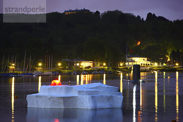 2010  Abend  Abenddämmerung  Abenddaemmerung  abends  Abendstimmung  Atoll  außen  Außenaufnahme  auf  aussen  Aussenaufnahme  Aussenaufnahmen  Baldeneysee  BRD  Bundesrepublik  Dämmerung  Daemmerung  dem  deutsch  deutsche  deutscher  deutsches  Deutschland  draußen  draussen  Eisberg  Eisberge  Essen  europäisch  europäische  europäischer  europäisches  Europa  europaeisch  europaeische  europaeischer  europaeisches  Gewässer  Gewaesser  Imitat  Imitation  Imitationen  Kultur  kulturell  kulturelle  kultureller  kulturelles  Kulturen  Kulturhauptstadt  Kulturhauptstadtjahr  Kunst  Kunstaktion  Kunstaktionen  Kunstwerk  Kunstwerke  menschenleer  Nachahmung  Nachahmungen  niemand  Nordrhein  nordrhein  nordrhein-westfälisch  nordrhein-westfälische  nordrhein-westfälischer  nordrhein-westfälisches  nordrhein-westfaelisch  nordrhein-westfaelische  nordrhein-westfaelischer  nordrhein-westfaelisches  Nordrhein-Westfalen  NRW  Ruhr  Ruhr-Atoll  See  Seen  Wasser  westfälisch  westfälische  westfälischer  westfälisches  westfaelisch  westfaelische  westfaelischer  westfaelisches  Westfalen