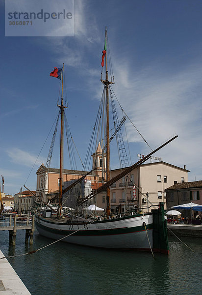 alt  alte  alter  altes  am  außen  Außenaufnahme  aussen  Aussenaufnahme  Aussenaufnahmen  bei  Boot  Boote  Bräuche  Braeuche  Brauch  Brauchtümer  Brauchtuemer  Brauchtum  Cesena  Cesenatico  da  draußen  draussen  Emilia  Emilia-Romagna  europäisch  europäische  europäischer  europäisches  Europa  europaeisch  europaeische  europaeischer  europaeisches  Forl  Forl  -Cesena  geplanten  Geschichte  geschichtlich  geschichtliche  geschichtlicher  geschichtliches  Häfen  Haefen  Hafen  historisch  historische  historischer  historisches  im  Italien  italienisch  italienische  italienischer  italienisches  Kanalhafen  Kultur  kulturell  kulturelle  kultureller  kulturelles  Kulturen  Leonardo  menschenleer  Museen  Museum  Museumsschiff  Museumsschiffe  niemand  Provinz  Romagna  Südeuropa  Schiff  Schiffe  Schifffahrt  Schiffsverkehr  Suedeuropa  Tag  Tage  Tageslicht  tagsüber  tagsueber  Tradition  traditionell  traditionelle  traditioneller  traditionelles  Traditionen  Vinci  von