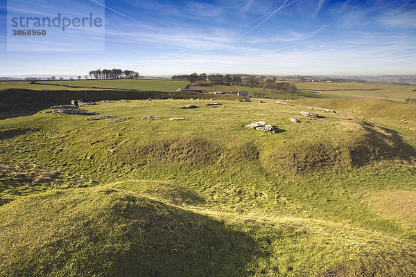 Überreste  alt  alte  alter  altes  am  Arbor  Archäologie  archäologisch  archäologische  archäologischer  archäologisches  Archaeologie  archaeologisch  archaeologische  archaeologischer  archaeologisches  außen  Außenaufnahme  aussen  Aussenaufnahme  Aussenaufnahmen  bei  britisch  britische  britischer  britisches  Circle  Derbyshire  draußen  draussen  England  englisch  englische  englischer  englisches  europäisch  europäische  europäischer  europäisches  Europa  europaeisch  europaeische  europaeischer  europaeisches  Fundstätte  Fundstätten  Fundstaette  Fundstaetten  Geschichte  geschichtlich  geschichtliche  geschichtlicher  geschichtliches  Großbritannien  Grossbritannien  Henge  historisch  historische  historischer  historisches  Königreich  Koenigreich  Landschaft  Landschaften  Low  menschenleer  Natur  niemand  Stone  Tag  Tage  Tageslicht  tagsüber  tagsueber  Ueberreste  Vereinigtes  Wiese  Wiesen