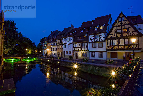 Abend  Abenddämmerung  Abenddaemmerung  Abendlicht  abends  Abendstimmung  Architektur  außen  Außenaufnahme  aussen  Aussenaufnahme  Aussenaufnahmen  Bauwerk  Bauwerke  bei  beleuchtet  beleuchtete  beleuchteter  beleuchtetes  Cities  City  Colmar  Dämmerung  Daemmerung  draußen  draussen  Elsass  europäisch  europäische  europäischer  europäisches  Europa  europaeisch  europaeische  europaeischer  europaeisches  Fachwerk  Fachwerkhäuser  Fachwerkhaeuser  Fachwerkhaus  Flüsse  Fluß  Fluesse  Fluss  Frankreich  französisch  französische  französischer  französisches  franzoesisch  franzoesische  franzoesischer  franzoesisches  Gebäude  Gebaeude  Gewässer  Gewaesser  Häuser  Häuserreihe  Häuserreihen  Häuserzeile  Häuserzeilen  Haeuser  Haeuserreihe  Haeuserreihen  Haeuserzeile  Haeuserzeilen  Haus  menschenleer  Nacht  niemand  Städte  städtisch  städtische  städtischer  städtisches  Stadt  Stadtansicht  Stadtansichten  Staedte  staedtisch  staedtische  staedtischer  staedtisches  urban  urbane  urbaner  urbanes  Wasser  Wohngebäude  Wohngebaeude  Wohnhäuser  Wohnhaeuser  Wohnhaus