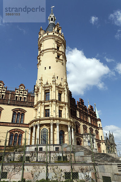 am  Architektur  außen  Außenaufnahme  aussen  Aussenansicht  Aussenansichten  Aussenaufnahme  Aussenaufnahmen  Baudenkmäler  Baudenkmaeler  Baudenkmal  Baustil  Baustile  Bauwerk  Bauwerke  bei  BRD  Bundesrepublik  deutsch  deutsche  deutscher  deutsches  Deutschland  draußen  draussen  europäisch  europäische  europäischer  europäisches  Europa  europaeisch  europaeische  europaeischer  europaeisches  Gebäude  Gebaeude  Kulturdenkmäler  Kulturdenkmaeler  Kulturdenkmal  Mecklenburg  Mecklenburg-Vorpommern  menschenleer  niemand  norddeutsch  norddeutsche  norddeutscher  norddeutsches  Norddeutschland  ostdeutsch  ostdeutsche  ostdeutscher  ostdeutsches  Ostdeutschland  Renaissance  Schlösser  Schloß  Schloesser  Schloss  Schlosstürme  Schlosstuerme  Schlossturm  Schwerin  Sehenswürdigkeit  Sehenswürdigkeiten  sehenswert  sehenswerte  sehenswerter  sehenswertes  Sehenswuerdigkeit  Sehenswuerdigkeiten  Türme  Tag  Tage  Tageslicht  tagsüber  tagsueber  Tuerme  Turm  unten  verziert  verzierte  verzierter  verziertes  Verzierung  Verzierungen  von  Vorpommern  Wasserschlösser  Wasserschloß  Wasserschloesser  Wasserschloss