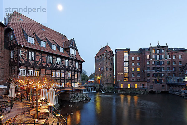 Abend  Abenddämmerung  Abenddaemmerung  Abendlicht  abends  Abendstimmung  alt  alte  alter  altes  Altstädte  Altstadt  Altstaedte  an  Architektur  außen  Außenaufnahme  aussen  Aussenansicht  Aussenansichten  Aussenaufnahme  Aussenaufnahmen  Backsteinbau  Backsteinbauten  Bauwerk  Bauwerke  beleuchtet  beleuchtete  beleuchteter  beleuchtetes  Bergström  Bergstroem  BRD  Bundesrepublik  Business  Cities  City  Dämmerung  Daemmerung  der  deutsch  deutsche  deutscher  deutsches  Deutschland  draußen  draussen  europäisch  europäische  europäischer  europäisches  Europa  europaeisch  europaeische  europaeischer  europaeisches  Fremdenverkehr  Gastronomie  Gebäude  Gebaeude  geschichtlich  geschichtliche  geschichtlicher  geschichtliches  Gewässer  Gewaesser  Häfen  Häuser  Haefen  Haeuser  Hafen  Haus  historisch  historische  historischer  historisches  Hotel  Hotels  Illmenau  Lüneburg  Lokal  Lokale  Lueneburg  mit  Niedersachsen  norddeutsch  norddeutsche  norddeutscher  norddeutsches  Norddeutschland  Reiseverkehr  Restaurant  Restaurant-Terrasse  Restaurants  Salz  Salz-Hafen  Speicherturm  Städte  städtisch  städtische  städtischer  städtisches  Stadt  Stadtansicht  Stadtansichten  Staedte  staedtisch  staedtische  staedtischer  staedtisches  Sterne  Taverne  Tavernen  Terrasse  Terrassen  Tourismus  Touristik  Unterkünfte  Unterkuenfte  Unterkunft  urban  urbane  urbaner  urbanes  Vier  Vier-Sterne-Hotel  Wasser  Wirtschaft