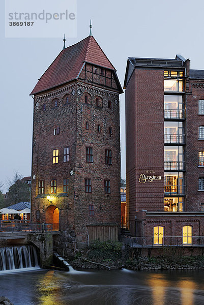 Abend  Abenddämmerung  Abenddaemmerung  Abendlicht  abends  Abendstimmung  alt  alte  alter  altes  Altstädte  Altstadt  Altstaedte  an  Architektur  außen  Außenaufnahme  aussen  Aussenansicht  Aussenansichten  Aussenaufnahme  Aussenaufnahmen  Backsteinbau  Backsteinbauten  Bauwerk  Bauwerke  beleuchtet  beleuchtete  beleuchteter  beleuchtetes  Bergström  Bergstroem  BRD  Bundesrepublik  Business  Cities  City  Dämmerung  Daemmerung  der  deutsch  deutsche  deutscher  deutsches  Deutschland  draußen  draussen  europäisch  europäische  europäischer  europäisches  Europa  europaeisch  europaeische  europaeischer  europaeisches  Fremdenverkehr  Gästehaus  Gaestehaus  Gebäude  Gebaeude  geschichtlich  geschichtliche  geschichtlicher  geschichtliches  Gewässer  Gewaesser  Häfen  Haefen  Hafen  historisch  historische  Historischer  historischer  historisches  Hotel  Hotels  Illmenau  Lüneburg  Lueneburg  modernes  Niedersachsen  norddeutsch  norddeutsche  norddeutscher  norddeutsches  Norddeutschland  Reiseverkehr  Speicherturm  Städte  städtisch  städtische  städtischer  städtisches  Stadt  Stadtansicht  Stadtansichten  Staedte  staedtisch  staedtische  staedtischer  staedtisches  Sterne  Türme  Tourismus  Touristik  Tuerme  Turm  und  Unterkünfte  Unterkuenfte  Unterkunft  urban  urbane  urbaner  urbanes  Vier  Vier-Sterne-Hotel  Wasser  Wirtschaft