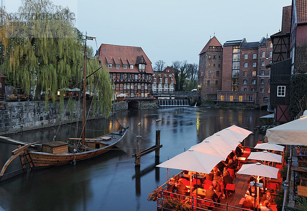 Abend  Abenddämmerung  Abenddaemmerung  Abendlicht  abends  Abendstimmung  alt  alte  alter  altes  Altstädte  Altstadt  Altstaedte  an  Architektur  außen  Außenaufnahme  aussen  Aussenaufnahme  Aussenaufnahmen  Bauwerk  Bauwerke  beleuchtet  beleuchtete  beleuchteter  beleuchtetes  Boot  Boote  BRD  Bundesrepublik  Cities  City  Dämmerung  Daemmerung  der  deutsch  deutsche  deutscher  deutsches  Deutschland  draußen  draussen  europäisch  europäische  europäischer  europäisches  Europa  europaeisch  europaeische  europaeischer  europaeisches  Gastronomie  Gebäude  Gebaeude  geschichtlich  geschichtliche  geschichtlicher  geschichtliches  Gewässer  Gewaesser  Häfen  Häuser  Haefen  Haeuser  Hafen  Haus  historisch  historische  Historischer  historischer  historisches  Illmenau  Kopie  Kopien  Lüneburg  Lokal  Lokale  Lueneburg  Nachbildung  Nachbildungen  nachgebildet  nachgebildete  nachgebildeter  nachgebildetes  Niedersachsen  norddeutsch  norddeutsche  norddeutscher  norddeutsches  Norddeutschland  Restaurant  Restaurants  Restaurantterrasse  Salz  Salz-Hafen  Salzschiff  Schifffahrt  Städte  städtisch  städtische  städtischer  städtisches  Stadt  Stadtansicht  Stadtansichten  Staedte  staedtisch  staedtische  staedtischer  staedtisches  Taverne  Tavernen  urban  urbane  urbaner  urbanes  Wasser