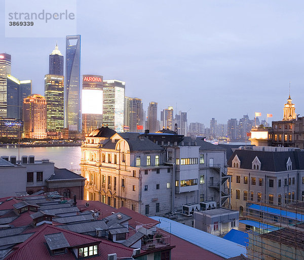 Abend  abends  Abendstimmung  and  Architektur  Asien  außen  Außenaufnahme  aussen  Aussenansicht  Aussenansichten  Aussenaufnahme  Aussenaufnahmen  Bauwerk  Bauwerke  beleuchtet  beleuchtete  beleuchteter  beleuchtetes  Beleuchtung  Beleuchtungen  China  Cities  City  draußen  draussen  Finanzdistrikt  Gebäude  Gebaeude  Häuser  Haeuser  Haus  Hochhäuser  Hochhaeuser  Hochhaus  Huangpu  Jin  Mao  modern  moderne  moderner  modernes  Pudong  River  Shanghai  Skyline  Städte  städtisch  städtische  städtischer  städtisches  Stadt  Stadtansicht  Stadtansichten  Staedte  staedtisch  staedtische  staedtischer  staedtisches  SWFC  Tower  urban  urbane  urbaner  urbanes  Wolkenkratzer