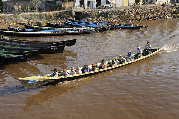 am  asiatisch  asiatische  asiatischer  asiatisches  Asien  außen  Außenaufnahme  auf  aussen  Aussenaufnahme  Aussenaufnahmen  bei  Bevölkerung  Bevölkerungen  Bevoelkerung  Bevoelkerungen  Birma  birmesisch  birmesische  birmesischer  birmesisches  Boot  Boote  Burma  burmesisch  burmesische  burmesischer  burmesisches  Chaung  dem  draußen  draussen  einheimisch  Einheimische  einheimische  einheimischen  Einheimischer  einheimischer  einheimisches  Fahrgäste  Fahrgästen  Fahrgaeste  Fahrgaesten  Fahrgast  Gewässer  Gewaesser  Hauptkanal  Inle  Inle-See  Kanäle  Kanaele  Kanal  Kanu  Kanus  Länge  Längen  Laenge  Laengen  lang  lange  langer  langes  Leute  mehrere  Mensch  Menschen  mit  Motorboot  Motorboote  motorisiert  motorisierte  motorisierter  motorisiertes  Myanmar  Nan  Nyaungshwe  Passagier  Passagiere  Person  Personen  Personenbeförderung  Personenbefoerderung  Personentransport  Südostasien  See  Seen  Shan  Staat  Suedostasien  Tag  Tage  Tageslicht  tagsüber  tagsueber  Transport  Transportboot  Transporte  transportieren  transportierend  transportierende  transportierender  transportierendes  transportiert  Transportmittel  Wasser  Wasserstraße  Wasserstraßen  Wasserstrasse  Wasserstrassen