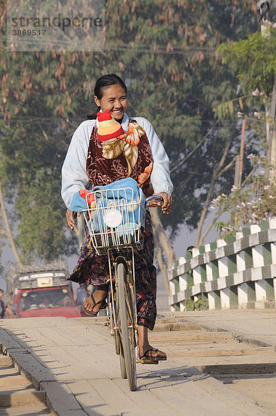 über  überqueren  überquerend  überquerende  überquerender  überquerendes  überquert  am  asiatisch  asiatische  asiatischer  asiatisches  Asien  außen  Außenaufnahme  auf  aussen  Aussenaufnahme  Aussenaufnahmen  Baby  Baby-Tragetücher  Baby-Tragetuch  Baby-Tragetuecher  Babys  bei  Bikerin  Bikerinnen  Birma  birmesisch  birmesische  birmesischer  birmesisches  Brücke  Brücken  Bruecke  Bruecken  Burma  burmesisch  burmesische  burmesischer  burmesisches  dem  draußen  draussen  eine  einheimisch  Einheimische  einheimische  einheimischer  einheimisches  fährt  faehrt  fahren  fahrend  fahrende  fahrender  fahrendes  Fahrräder  Fahrrad  Fahrradfahrerin  Fahrradfahrerinnen  Fahrraeder  Frau  Frauen  im  in  Inle  Inle-See  jung  junge  junger  junges  Kid  Kids  Kind  Kinder  klein  kleine  kleiner  kleines  Kleinkind  Kleinkinder  lächeln  lächelnd  lächelnde  lächelnder  lächelndes  lächelt  laecheln  laechelnd  laechelnde  laechelnder  laechelndes  laechelt  Leute  Mütter  Mama  Mamas  Mensch  Menschen  mit  Muetter  Mutter  Myanmar  Nyaungshwe  Person  Personen  Räder  Rad  radfahren  radfahrend  radfahrende  radfahrender  radfahrendes  Radfahrerin  Radfahrerinnen  Raeder  Südostasien  See  Suedostasien  Tag  Tage  Tageslicht  tagsüber  tagsueber  Tragetücher  Tragetuch  Tragetuecher  ueber  ueberqueren  ueberquerend  ueberquerende  ueberquerender  ueberquerendes  ueberquert  weiblich  weibliche  weiblicher  weibliches