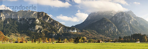 Allgäu  Allgaeu  Alpen  Alpenkulisse  am  Architektur  außen  Außenaufnahme  Ausflugsziel  Ausflugsziele  aussen  Aussenaufnahme  Aussenaufnahmen  Bauwerk  Bauwerke  bayerisch  bayerische  bayerischer  bayerisches  Bayern  bayrisch  bayrische  bayrischer  bayrisches  bei  bekannt  bekannte  bekannter  bekanntes  berühmt  berühmte  berühmter  berühmtes  Berg  Berge  bergig  bergige  bergiger  bergiges  Berglandschaft  Berglandschaften  beruehmt  beruehmte  beruehmter  beruehmtes  BRD  Bundesrepublik  der  deutsch  deutsche  deutscher  deutsches  Deutschland  draußen  draussen  europäisch  europäische  europäischer  europäisches  Europa  europaeisch  europaeische  europaeischer  europaeisches  Gebäude  Gebaeude  Gebirge  Landschaft  Landschaften  menschenleer  mit  Natur  Neuschwanstein  niemand  Ostallgäu  Ostallgaeu  Panorama  Panoramabild  Panoramabilder  Panoramas  Panoramen  Säuling  Süddeutschland  Saeuling  Schlösser  Schloß  Schloesser  Schloss  Sehenswürdigkeit  Sehenswürdigkeiten  sehenswert  sehenswerte  sehenswerter  sehenswertes  Sehenswuerdigkeit  Sehenswuerdigkeiten  Sueddeutschland  Tag  Tage  Tageslicht  tagsüber  tagsueber  Tegelberg  Touristenattraktion  Touristenattraktionen  und  vor  Wahrzeichen