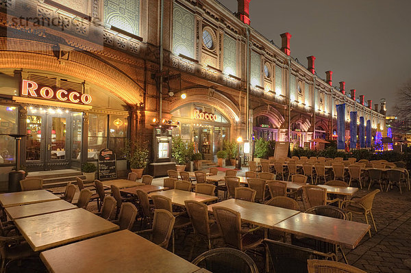 Abend  abends  Abendstimmung  am  Architektur  außen  Außenaufnahme  aussen  Aussenansicht  Aussenansichten  Aussenaufnahme  Aussenaufnahmen  Bahnhof  Bauwerk  Bauwerke  Berlin  BRD  Bundesrepublik  deutsch  deutsche  deutscher  deutsches  Deutschland  draußen  draussen  europäisch  europäische  europäischer  europäisches  Europa  europaeisch  europaeische  europaeischer  europaeisches  Gastronomie  Gebäude  Gebaeude  Hackescher  Lokal  Lokale  Markt  menschenleer  Nächte  nächtlich  nächtliche  nächtlicher  nächtliches  Nacht  Nachtaufnahme  Nachtaufnahmen  nachts  Naechte  naechtlich  naechtliche  naechtlicher  naechtliches  niemand  Restaurant  Restaurants  S-Bahnhof  Taverne  Tavernen