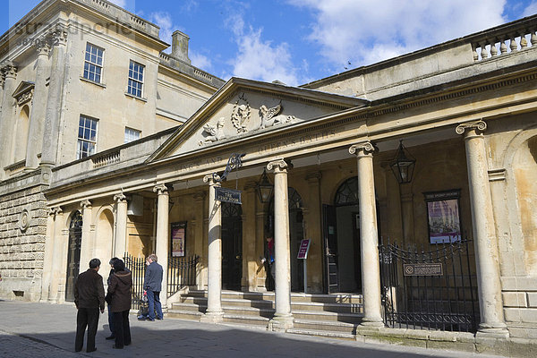 am  Architektur  außen  Außenaufnahme  aussen  Aussenansicht  Aussenansichten  Aussenaufnahme  Aussenaufnahmen  Bäder  Bad  Badeanstalt  Badeanstalten  Baeder  Bath  Bauwerk  Bauwerke  bei  britisch  britische  britischer  britisches  draußen  draussen  England  englisch  englische  englischer  englisches  europäisch  europäische  europäischer  europäisches  Europa  europaeisch  europaeische  europaeischer  europaeisches  Gebäude  Gebaeude  Geschichte  Großbritannien  Grossbritannien  Königreich  Koenigreich  Leute  Mensch  Menschen  Person  Personen  Pump  Römerzeit  römisch  römische  Römische  römischer  Römisches  römisches  Roemerzeit  roemisch  roemische  Roemische  roemischer  Roemisches  roemisches  Roman  Room  Somerset  Tag  Tage  Tageslicht  tagsüber  tagsueber  The  Trinkhalle  Vereinigtes