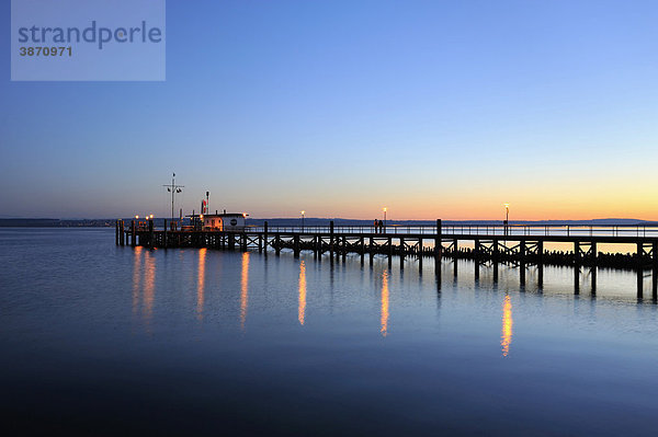 Abend  Abenddämmerung  Abenddaemmerung  Abendlicht  abends  Abendstimmung  am  Anleger  Anlegestelle  Anlegestellen  außen  Außenaufnahme  aussen  Aussenaufnahme  Aussenaufnahmen  Baden  Baden-Württemberg  Baden-Wuerttemberg  Bauwerk  Bauwerke  beleuchtet  beleuchtete  beleuchteter  beleuchtetes  Beleuchtung  Beleuchtungen  Bodensee  Bodenseegemeinde  Bodenseekreis  BRD  Bundesrepublik  Dämmerung  Daemmerung  der  deutsch  deutsche  deutscher  deutsches  Deutschland  draußen  draussen  europäisch  europäische  europäischer  europäisches  Europa  europaeisch  europaeische  europaeischer  europaeisches  Gebäude  Gebaeude  Gewässer  Gewaesser  Hütte  Hütten  Hagnau  Huette  Huetten  Landungsbrücken  Landungsbruecken  Licht  Lichter  menschenleer  niemand  Pier  Piere  reflektieren  reflektierend  reflektierende  reflektierender  reflektierendes  Reflektion  Reflektionen  Reflex  Reflexe  Reflexion  Reflexionen  Süddeutschland  See  Seebrücke  Seebrücken  Seebruecke  Seebruecken  Seen  Seengebiet  Seengebiete  Seeufer  Steg  Steganlage  Stege  Sueddeutschland  Ufer  Württemberg  Wasser  Wuerttemberg