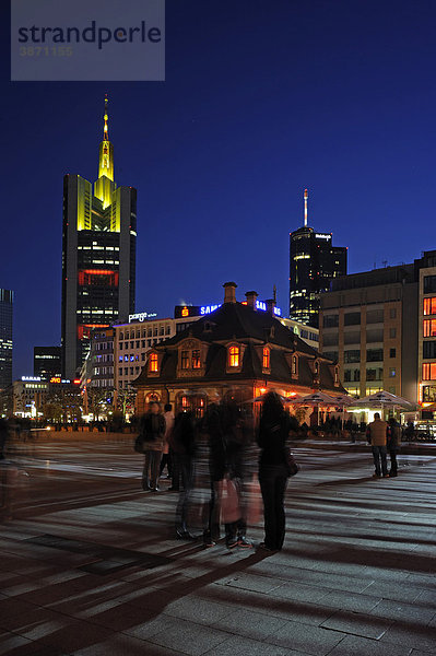 Abend  abends  Abendstimmung  am  An  Architektur  außen  Außenansicht  Außenansichten  Außenaufnahme  aussen  Aussenansicht  Aussenansichten  Aussenaufnahme  Aussenaufnahmen  Bank  Banken  Bankgebäude  Bankgebaeude  Bauwerk  Bauwerke  beleuchtet  beleuchtete  beleuchteter  beleuchtetes  Beleuchtung  Beleuchtungen  BRD  Bundesrepublik  Business  Dämmerung  Daemmerung  der  deutsch  deutsche  deutscher  deutsches  Deutschland  draußen  draussen  europäisch  europäische  europäischer  europäisches  Europa  europaeisch  europaeische  europaeischer  europaeisches  Finanzen  finanziell  finanzielle  finanzieller  finanzielles  Finanzmarkt  Frankfurt  Gebäude  Gebaeude  Hauptwache  Hessen  hessisch  hessische  hessischer  hessisches  Hochhäuser  Hochhaeuser  Hochhaus  in  Innenstadt  Kreditinstitut  Kreditinstitute  Leute  Main  Markt  Mensch  Menschen  Nächte  nächtlich  nächtliche  nächtlicher  nächtliches  Nacht  Nachtaufnahme  Nachtaufnahmen  nachts  Naechte  naechtlich  naechtliche  naechtlicher  naechtliches  Person  Personen  Rhein  Rhein-Main  Wirtschaft  wirtschaftlich  wirtschaftliche  wirtschaftlicher  wirtschaftliches