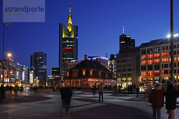 Abend  abends  Abendstimmung  am  An  Architektur  außen  Außenansicht  Außenansichten  Außenaufnahme  aussen  Aussenansicht  Aussenansichten  Aussenaufnahme  Aussenaufnahmen  Bank  Banken  Bankgebäude  Bankgebaeude  Bauwerk  Bauwerke  beleuchtet  beleuchtete  beleuchteter  beleuchtetes  Beleuchtung  Beleuchtungen  BRD  Bundesrepublik  Business  Dämmerung  Daemmerung  der  deutsch  deutsche  deutscher  deutsches  Deutschland  draußen  draussen  europäisch  europäische  europäischer  europäisches  Europa  europaeisch  europaeische  europaeischer  europaeisches  Finanzen  finanziell  finanzielle  finanzieller  finanzielles  Finanzmarkt  Frankfurt  Gebäude  Gebaeude  Hauptwache  Hessen  hessisch  hessische  hessischer  hessisches  Hochhäuser  Hochhaeuser  Hochhaus  in  Innenstadt  Kreditinstitut  Kreditinstitute  Leute  Main  Markt  Mensch  Menschen  Nächte  nächtlich  nächtliche  nächtlicher  nächtliches  Nacht  Nachtaufnahme  Nachtaufnahmen  nachts  Naechte  naechtlich  naechtliche  naechtlicher  naechtliches  Person  Personen  Rhein  Rhein-Main  Wirtschaft  wirtschaftlich  wirtschaftliche  wirtschaftlicher  wirtschaftliches