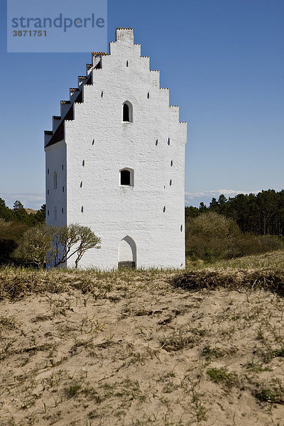 am  Architektur  außen  Außenaufnahme  aussen  Aussenansicht  Aussenansichten  Aussenaufnahme  Aussenaufnahmen  Bau  Bauten  Bauwerk  Bauwerke  bei  Christentum  christlich  christliche  christlicher  christliches  Dänemark  dänisch  dänische  dänischer  dänisches  Dünenlandschaft  Daenemark  daenisch  daenische  daenischer  daenisches  der  Die  draußen  draussen  Duenenlandschaft  europäisch  europäische  europäischer  europäisches  Europa  europaeisch  europaeische  europaeischer  europaeisches  Gebäude  Gebaeude  Glaube  glauben  in  Kirche  Kirchen  menschenleer  niemand  Nordeuropa  religiös  religiöse  religiöser  religiöses  religioes  religioese  religioeser  religioeses  Sakralbau  Sakralbauten  Skagen  Skandinavien  skandinavisch  skandinavische  skandinavischer  skandinavisches  Tag  Tage  Tageslicht  tagsüber  tagsueber  versandet  Versandete  von